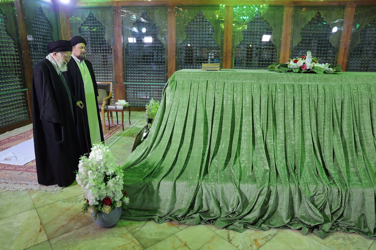 رهبر انقلاب در مرقد مطهر امام راحل(ره) حضور یافتند+ عکس