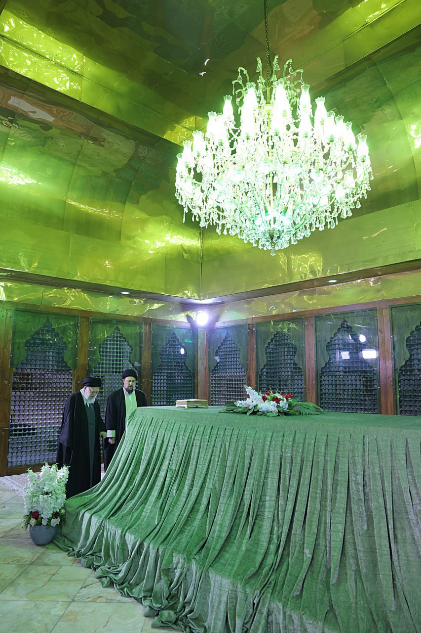 رهبر انقلاب در مرقد مطهر امام راحل(ره) حضور یافتند+ عکس