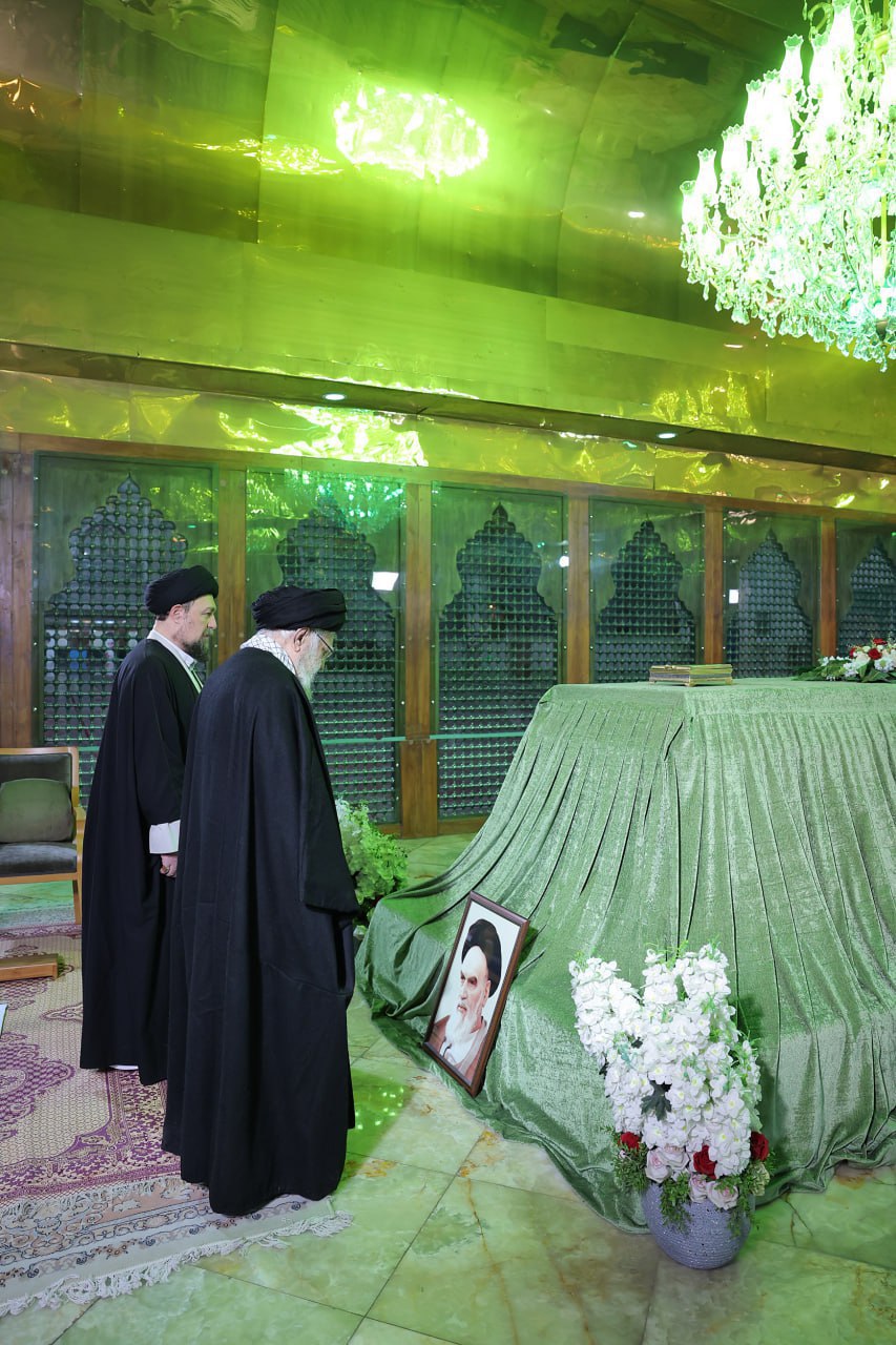 رهبر انقلاب در مرقد مطهر امام راحل(ره) حضور یافتند+ عکس