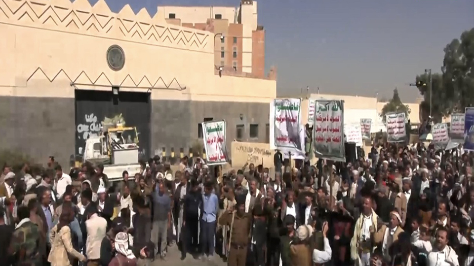 تظاهرات مردمی در یمن مقابل سفارت آمریکا +عکس 