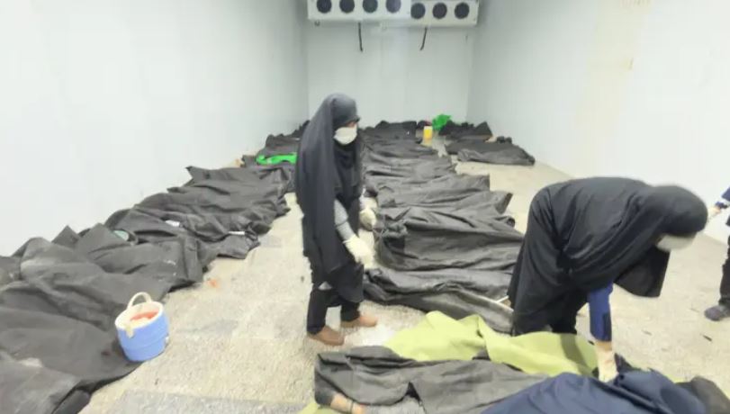 أمهات يبحثن عن بناتهن بين ضحايا مجزرة مدرسة "شجرة طيبة" في ميناب